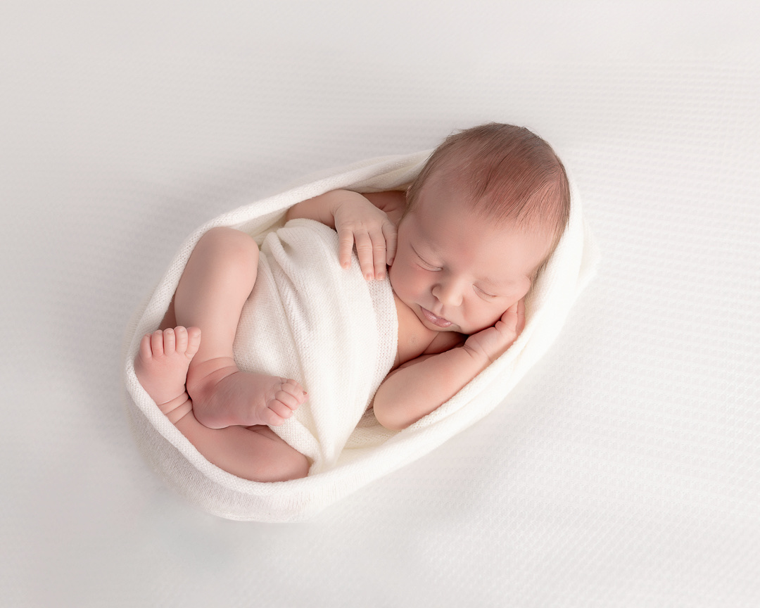 Fotografía newborn de recién nacido en Chiclana de la Frontera Cádiz en sesión de estudio natural